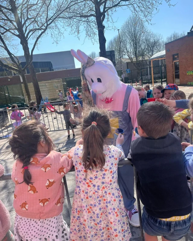 De paashaas bracht tijdens de speeltijd lekkere paaseitjes. Tijdens de middagpauze bracht hij een bezoekje op de kleuterspeelplaats. Fijne Paasvakantie allemaal! 🐰 🥚 🌼