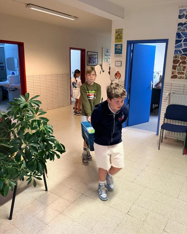 Nu de klassen van 1,2,3 en 6 terug in gebruik kunnen genomen worden, werd er met man en macht verhuisd. 👏👏👏 aan alle leerlingen van het 4de en 5de, zij waren de helden van de dag 💪💪💪