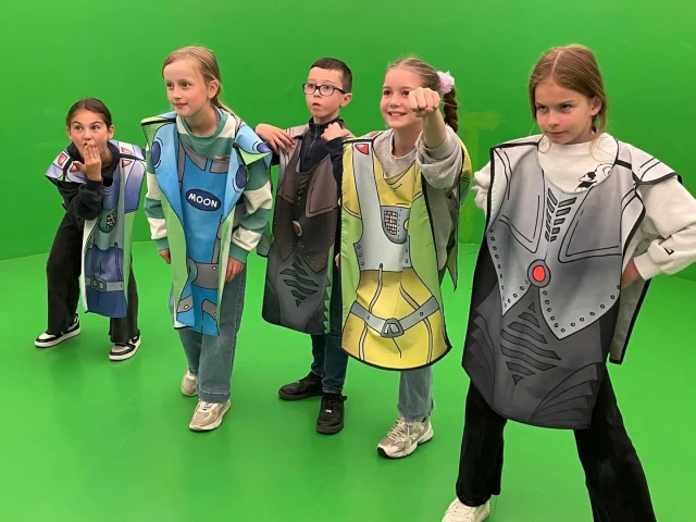 De vierdeklassers werden ondergedompeld in de wereld van Willy Vandersteen bij het Suske en Wiske museum. En of het leuk was! 😃