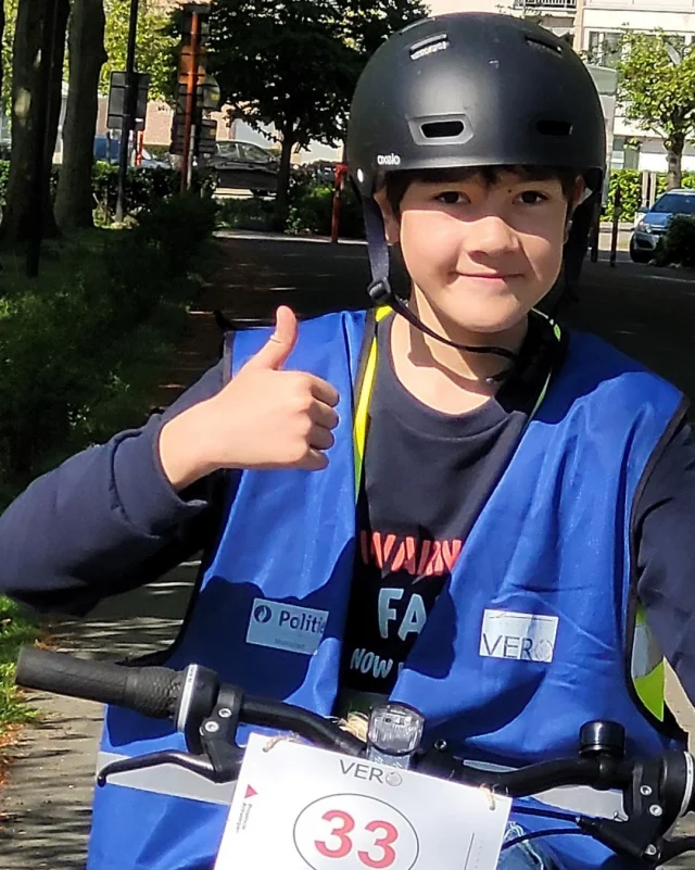 De leerlingen van het 6de leerjaar gingen vorige week de straat op om hun fietsexamen af te leggen. Acht kilometer dwars door Brasschaat, onder het toeziend oog van (groot)ouders en oud-leerkrachten. Ze deden dat super en zijn helemaal klaar voor de fietstocht naar de middelbare school volgend jaar!