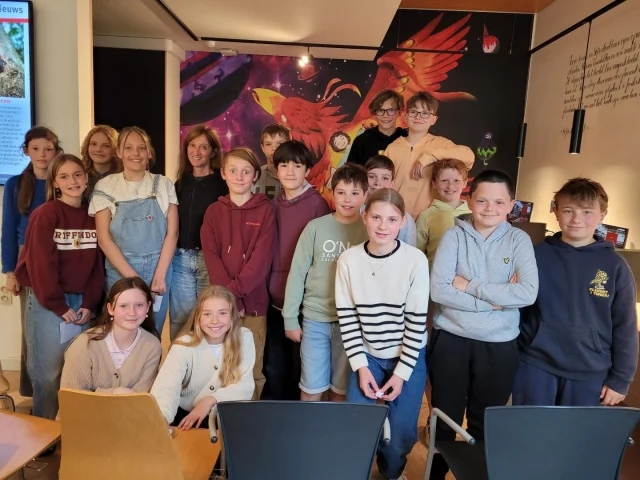 Onze zesdeklassers mochten in de hoofdbib van Brasschaat enkele jeugdauteurs gaan interviewen. Het werden heel boeiende en leerrijke gesprekken met veel grappige, vergezochte maar ook heel doordachte vragen. Dankjewel Marlies Slegers, Vera Van Renterghem en Nico De Braeckeleer om al onze prangende vragen te beantwoorden en ons weer zin te geven om in de boeken te vliegen!