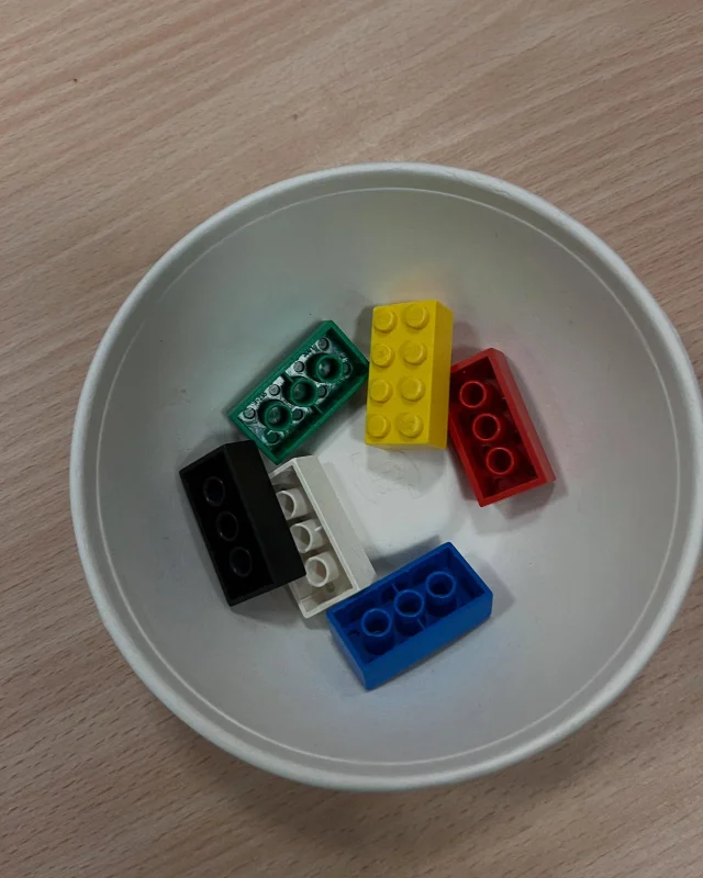 De Zoeperkleuters gingen bouwen met 6 legoblokjes. Ze kregen verschillende bouwopdrachten. Ze bouwden alleen maar moesten ook samenwerken in groepjes. #6bricks